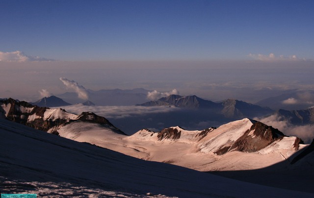 022-Pohľad na vrcholky centrálneho Kaukazu.jpg